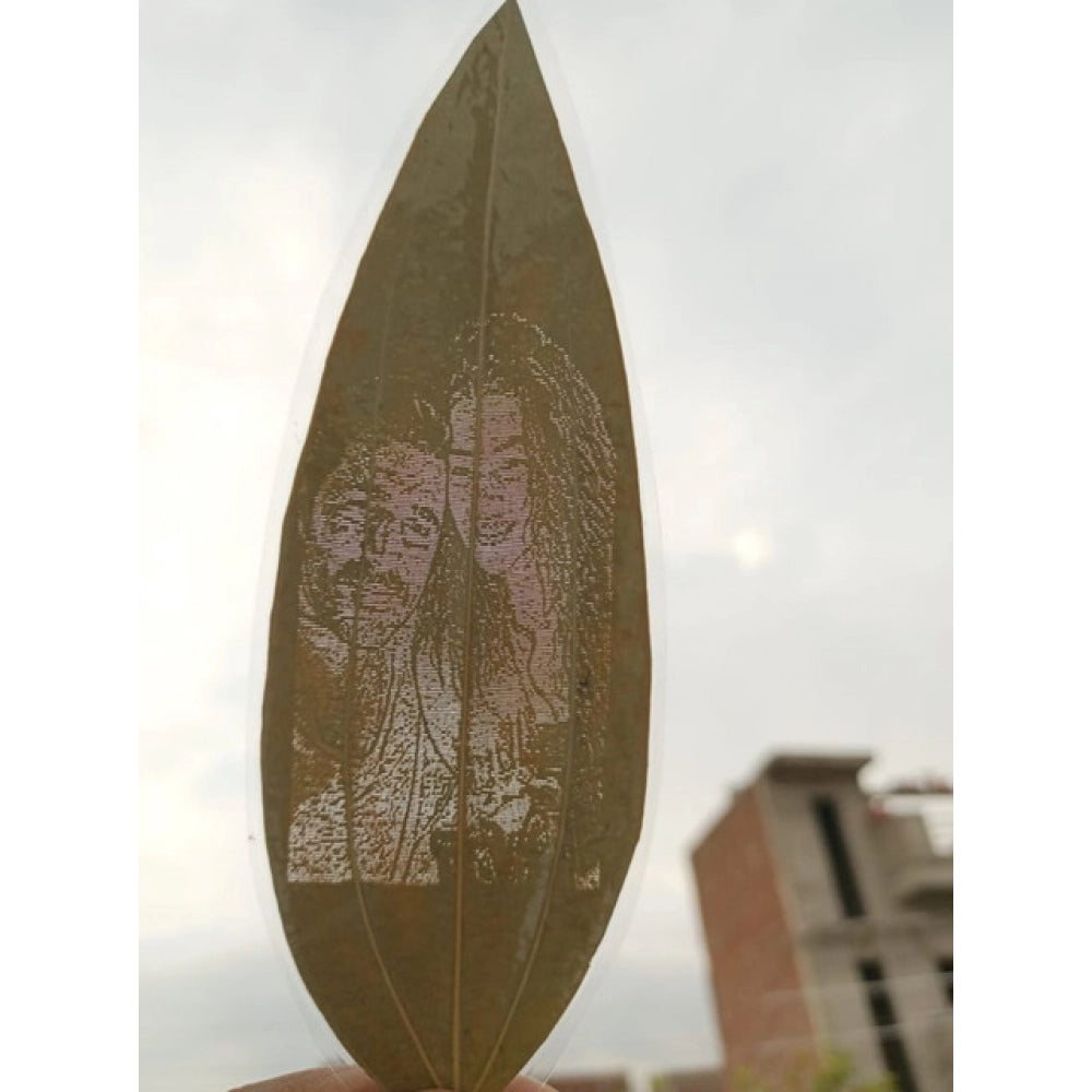 Snuggle Lifestyle Co Custom Couple Portrait Engraved on Natural Leaf – Personalized Romantic Leaf Art Gift